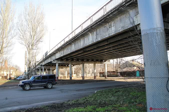 На Ивановском мосту для движения транспорта закроют две крайние полосы