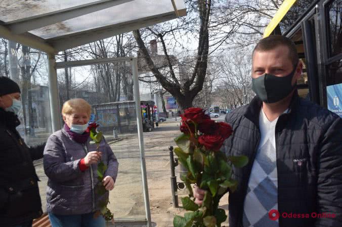 Бесплатный проезд и розы: в Одессе женщин поздравили в троллейбусе (фоторепортаж)