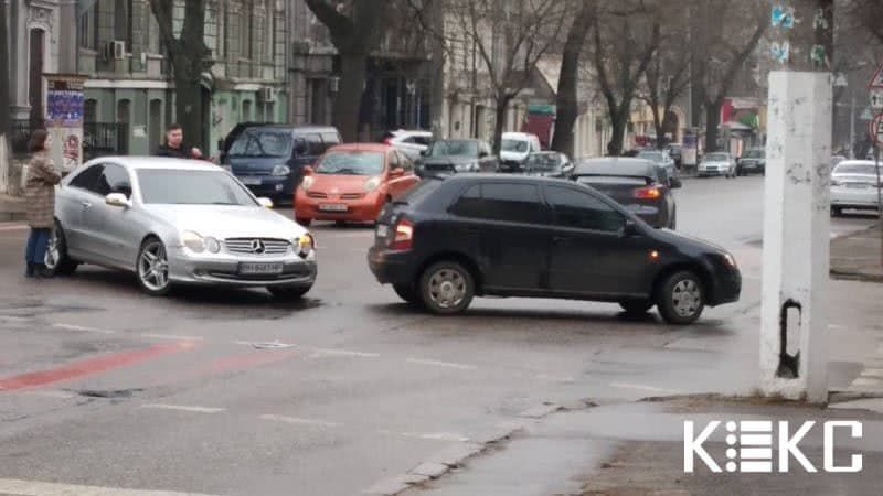 В центре Одессы столкнулись две иномарки (фото)