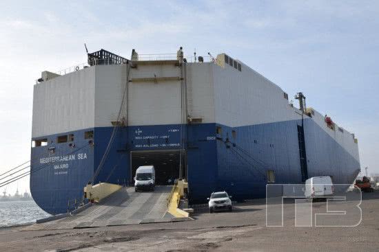 На паромном комплексе Черноморска заканчивают обработку турецкого автомобилевоза