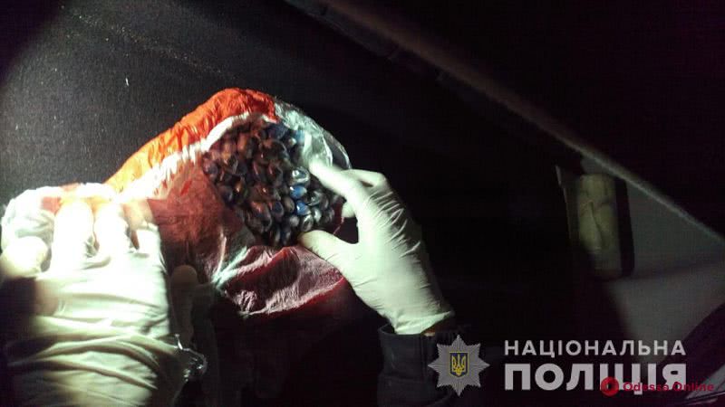В машине у жителя Белгорода-Днестровского нашли около ста свертков с метадоном