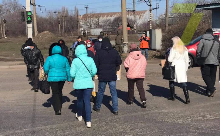 Акция на въезде в Черноморск: люди добиваются выплаты зарплат за полтора года (фото)