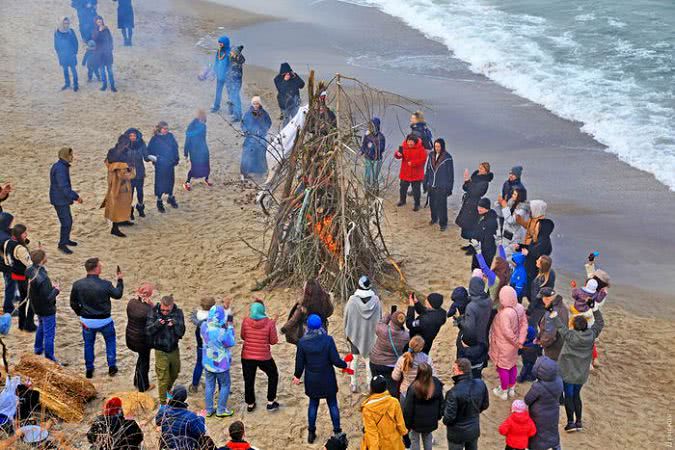 На одесском пляже устроили сжигание Масленицы под шаманскую музыку