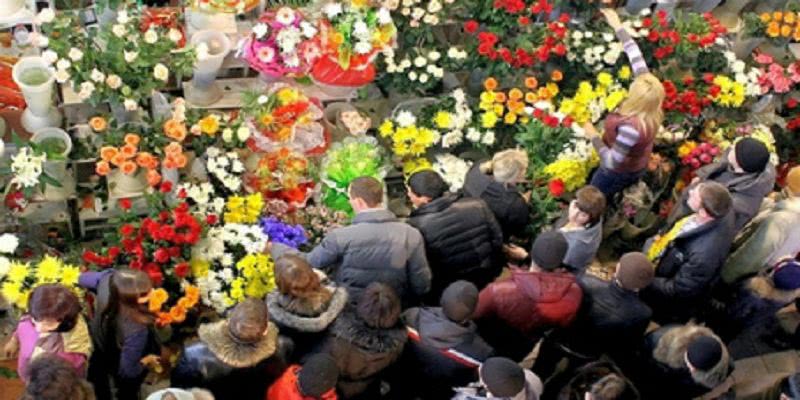 В Киеве и Одессе образовались огромные очереди за цветами 8 марта (видео)