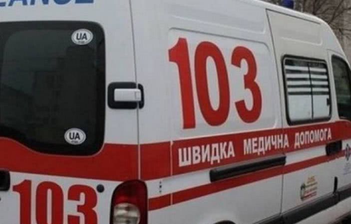 В Одесі чоловік зістрибнув з вікна й впав на автівку (Відео)