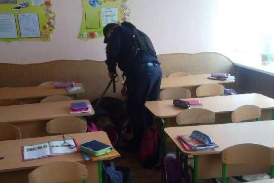 Не шкільні розваги: на Одещині підлітки погрожували підірвати школу