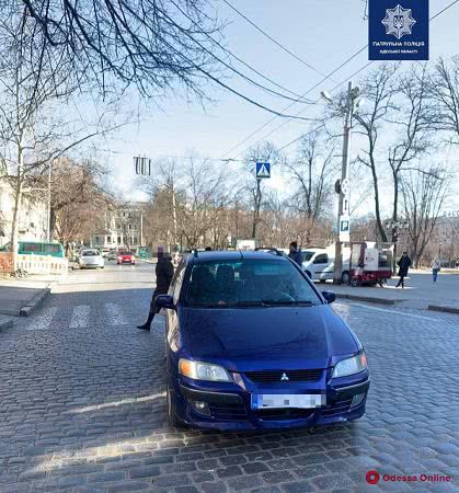 В центре Одессы легковушка сбила девушку