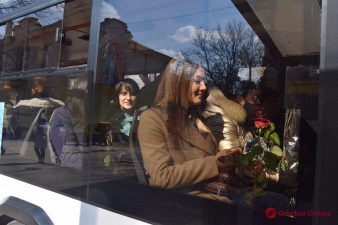 Бесплатный проезд и розы: в Одессе женщин поздравили в троллейбусе (фоторепортаж)
