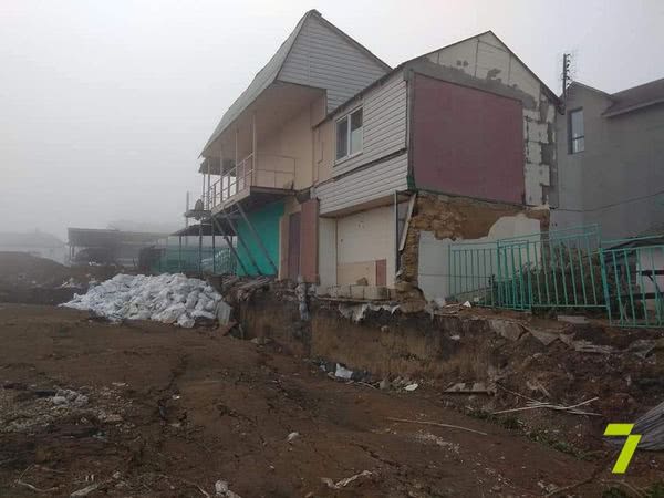 В Черноморске склоны «уползли» вместе с домами (фото)