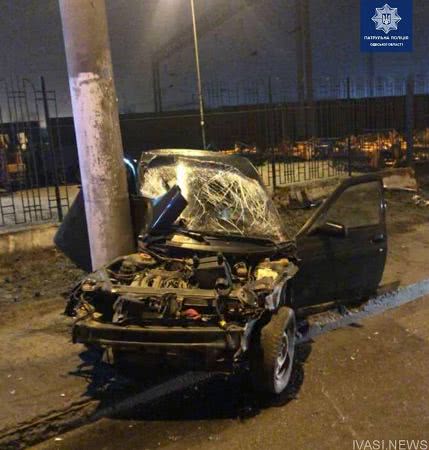 Пьяный водитель разбил свое авто об столб на Пересыпи