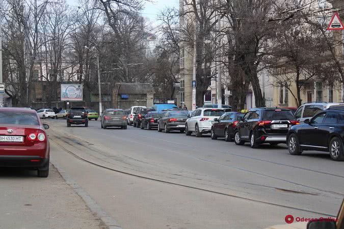 Пробки возле парка Шевченко и заполненные пляжи: многие одесситы выбрались на праздник к морю (фото)