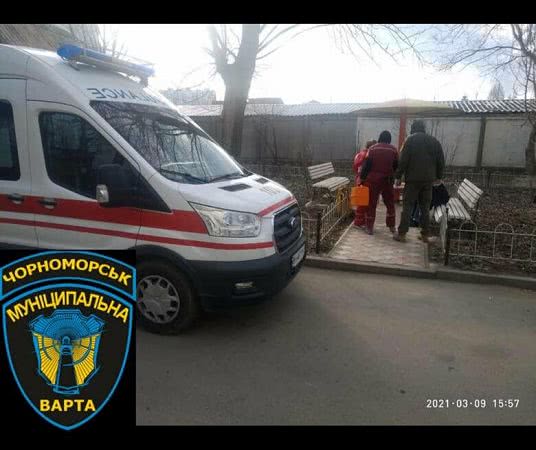 Завис посреди улицы: в Черноморске привели в чувства мужчину под действием наркотиков