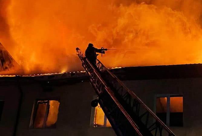 На Объездной дороге сгорело 4-этажное здание СТО