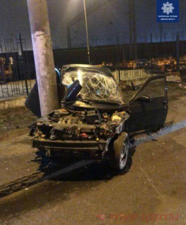 В Одессе пьяный водитель въехал в столб