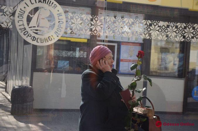 Бесплатный проезд и розы: в Одессе женщин поздравили в троллейбусе (фоторепортаж)