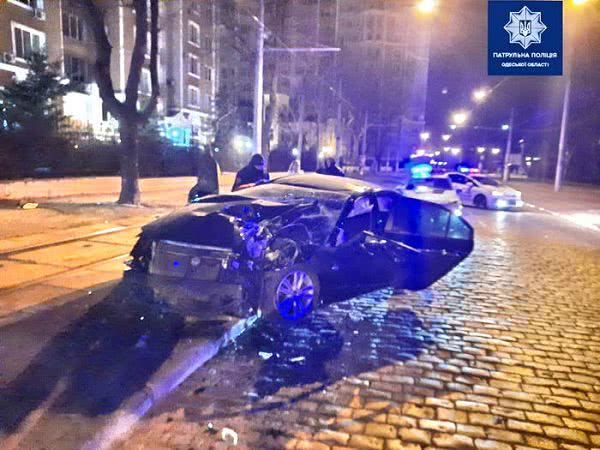 Ночные гонки на Французском бульваре закончились разбитым авто и больницей