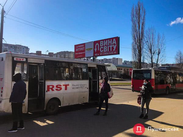 Без масок и с превышением количества пассажиров: как в Одессе соблюдают карантин в транспорте. Фото
