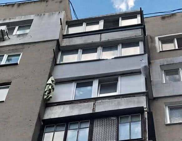 В Южном женщина упала с 8 этажа из-за пожара дома
