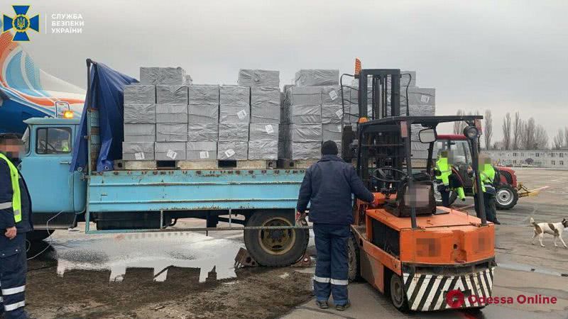 В Одесском аэропорту обнаружили крупную партию контрабандных сигарет на более чем 3 миллиона