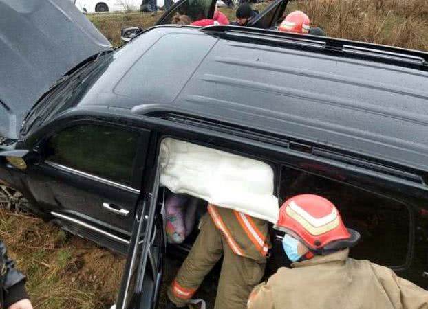 Под Черноморском внедорожник улетел в кювет: двое пострадавших