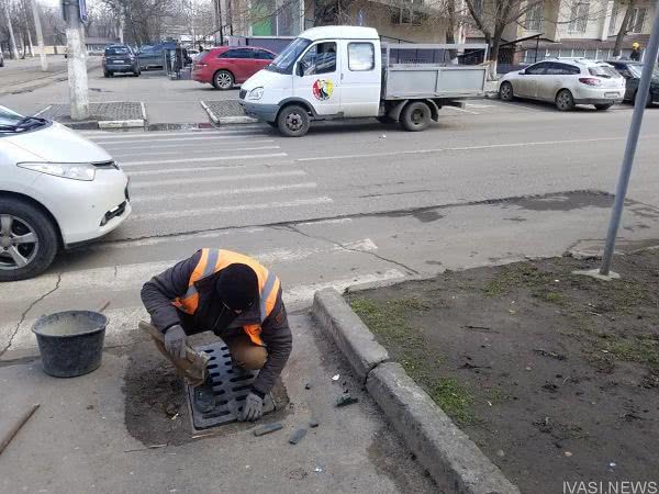 Неизвестные в Одессе украли девять чугунных решеток дождеприемников
