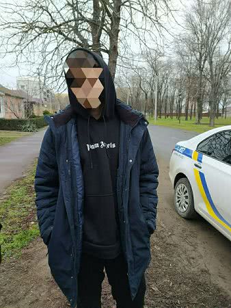 В Измаиле патрульные задержали на проспекте двух юношей с наркотиками