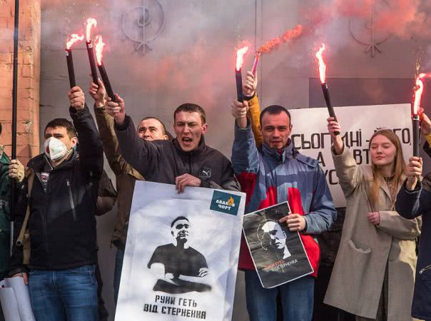 В Одессе возле следственного изолятора поздравляли активиста Стерненко, фото и видео