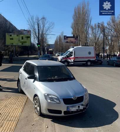 Машина швидкої допомоги потрапила у ДТП в Одесі на житловому масиві Котовського