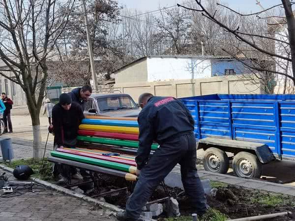 В Килии появилась art-лавочка из карандашей (фотофакт)