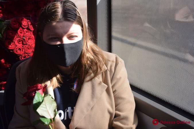 Бесплатный проезд и розы: в Одессе женщин поздравили в троллейбусе (фоторепортаж)