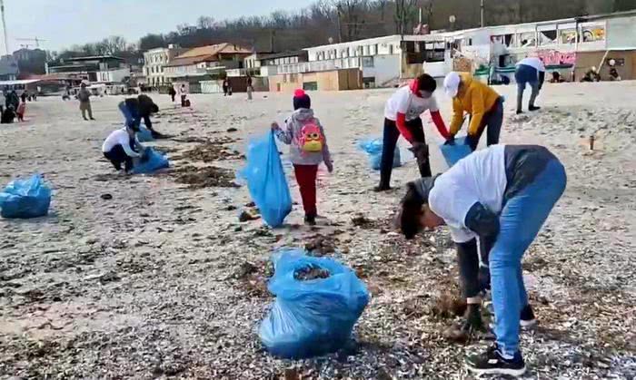 Одесские волонтеры убрали мусор на пляже Ланжерон