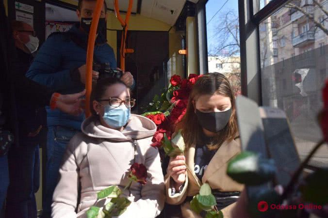 Бесплатный проезд и розы: в Одессе женщин поздравили в троллейбусе (фоторепортаж)