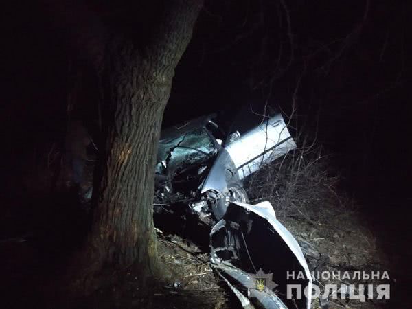 Под Одессой BMW слетел с дороги и врезался в дерево — погиб водитель