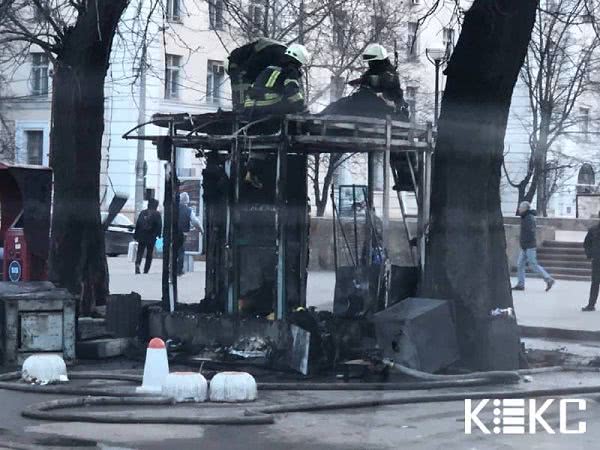 Возле Музкомедии сгорел газетный киоск (фото)