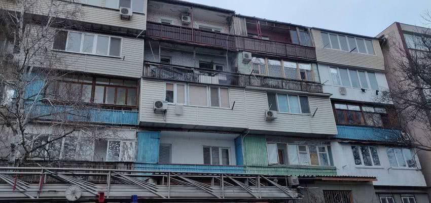 В Черноморске горел балкон многоэтажного дома