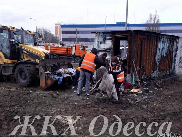 В Одессе на Балковской коммунальщики ликвидировали стихийную свалку