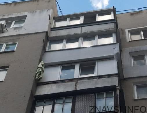 Трагедия в Южном: не дождавшись пожарных, девушка сорвалась с балкона 9 этажа (видео)