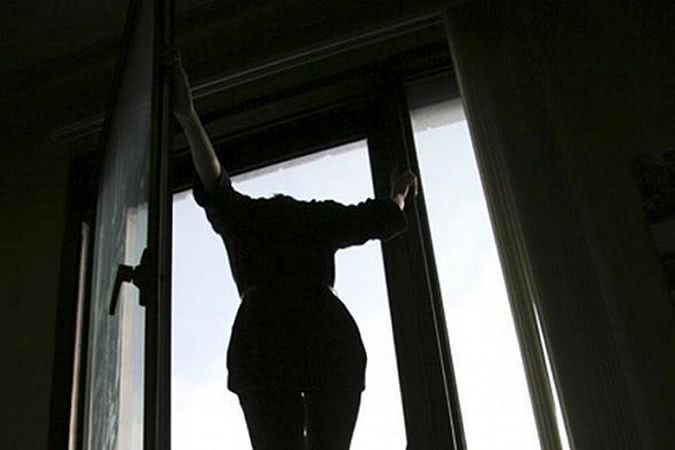 В Южном девушка выбросилась из окна многоэтажки