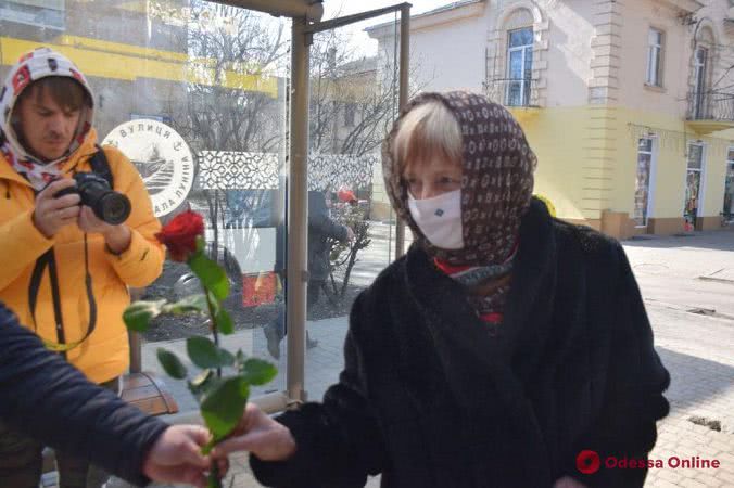 Бесплатный проезд и розы: в Одессе женщин поздравили в троллейбусе (фоторепортаж)
