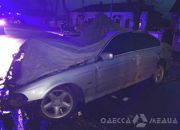 Двое погибших: в Одесской области легковой автомобиль врезался в припаркованный грузовик