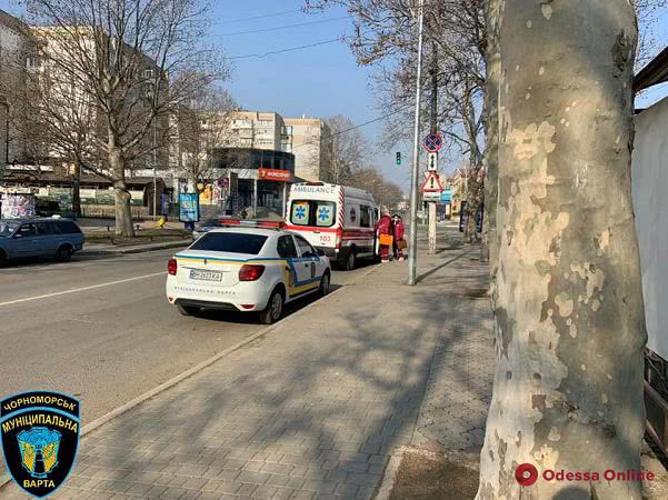 В Черноморске «муниципалы» помогли мужчине, у которого случился приступ эпилепсии