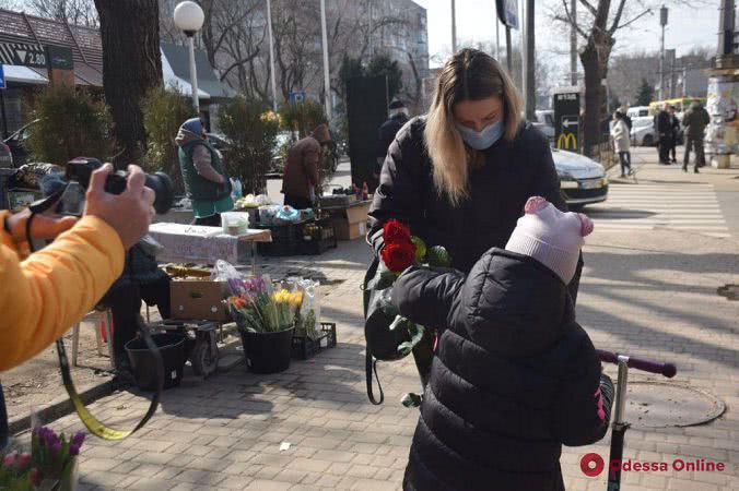 Бесплатный проезд и розы: в Одессе женщин поздравили в троллейбусе (фоторепортаж)