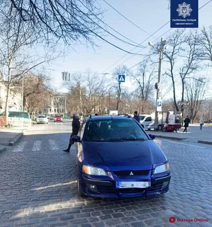 Одесса: в центре под колеса попала девушка, а на Фонтане из-за ДТП остановились трамваи