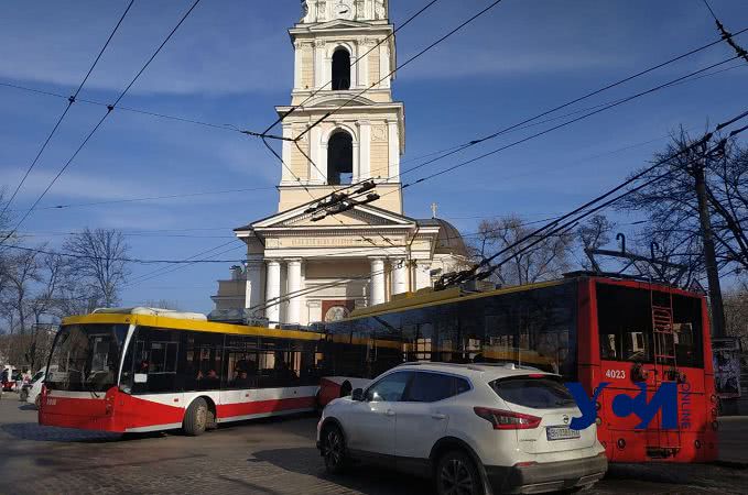 «Бесконтактное ДТП»: водитель бросил авто на Соборке и создал затор (фото)