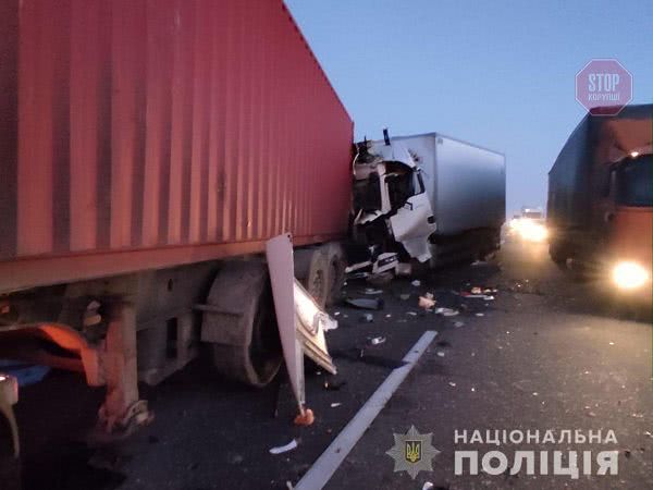 Новини Одеси: під містом фура влетіла у вантажівку, одна людина загинула (фото)