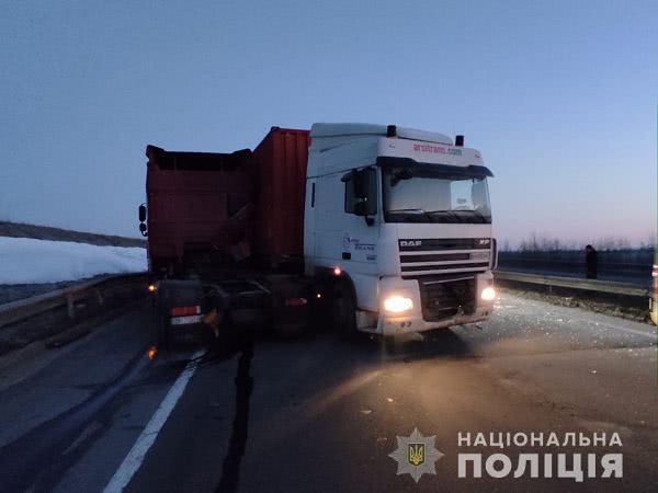 На трассе Киев-Одесса фура врезалась в стоящий на обочине грузовик: один человек погиб, второй — в больнице. Фото