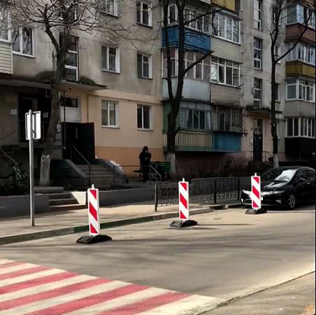 Около отделения почты в Черноморске установили парковочные барьеры (видео)