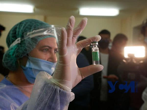 Медиков одесского военного госпиталя вакцинировали от коронавируса (фото)