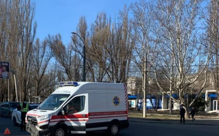 На проспекте Добровольского ДТП с участием «скорой помощи» (фото)