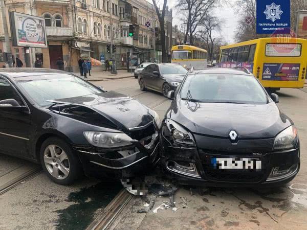 У центрі Одеси сталася ДТП, постраждала 10-річна дівчинка (фото)